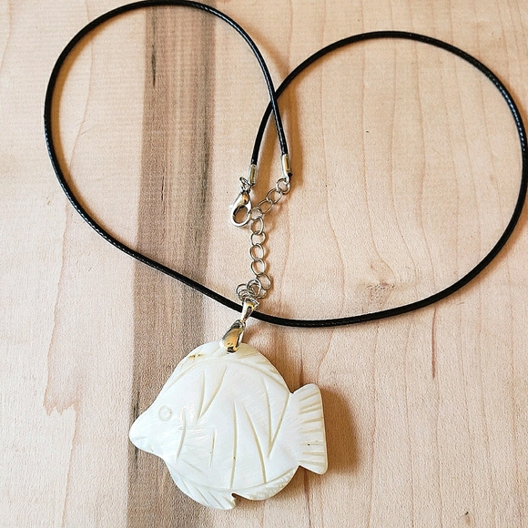 Vintage Mother Of Pearl Pendant Necklace Fish - Picture 4 of 4